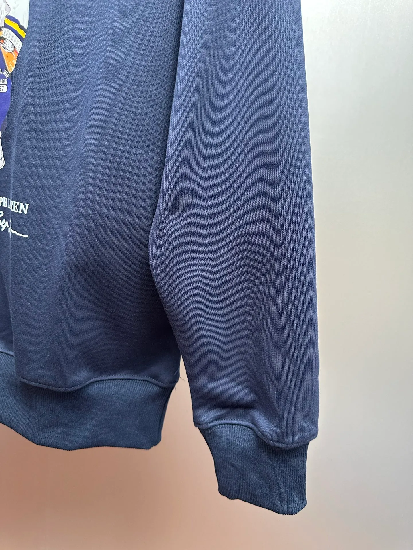 P250 RalphLauren/Ralph Lauren 2025 new autumn and winter bear letter printed terry sweatshirt Ralph Lauren's age-reducing item, the coat fabric is made of 60% cotton➕40% polyester, which not only retains the softness, comfort and breathability of cotton, but also adds the wear resistance and wrinkle resistance of polyester fiber, making the clothes more durable and easy to care for. Even in slightly cooler weather, you won't feel stuffy when wearing it. This kind of fabric has a natural crisp feel and is not easy to pill or deform. The bear on the chest is printed with English letters. It is full of color, full of three-dimensionality, and lifelike, adding a bit of liveliness and interest to the whole sweatshirt. There is no pressure to dress, regardless of age or gender. Complete accessories!  Color: Navy size: S M L XL